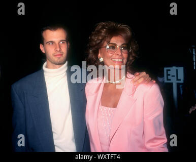 Westwood, Californie, USA 14 décembre 1994 Directeur Edoardo Ponti et sa mère actrice Sophia Loren assister à la 'Prêt à Porter' (Pret-a-Porter) Création le 14 décembre 1994 au Centre d'Avco Cinemas à Westwood, Californie, USA. Photo de Barry King/Alamy Stock Photo Banque D'Images