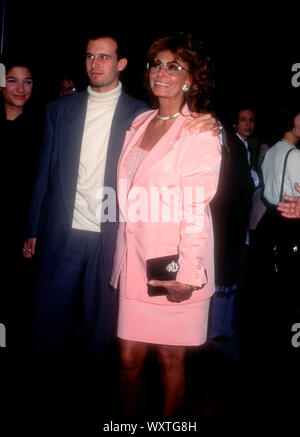 Westwood, Californie, USA 14 décembre 1994 Directeur Edoardo Ponti et sa mère actrice Sophia Loren assister à la 'Prêt à Porter' (Pret-a-Porter) Création le 14 décembre 1994 au Centre d'Avco Cinemas à Westwood, Californie, USA. Photo de Barry King/Alamy Stock Photo Banque D'Images