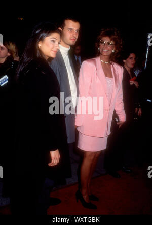 Westwood, Californie, USA 14 décembre 1994 Directeur Edoardo Ponti et sa mère actrice Sophia Loren assister à la 'Prêt à Porter' (Pret-a-Porter) Création le 14 décembre 1994 au Centre d'Avco Cinemas à Westwood, Californie, USA. Photo de Barry King/Alamy Stock Photo Banque D'Images