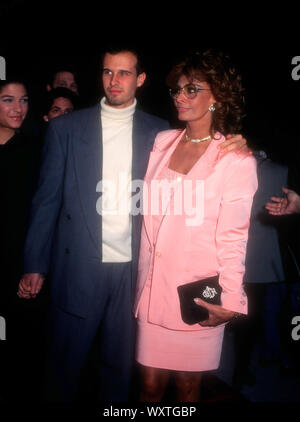 Westwood, Californie, USA 14 décembre 1994 Directeur Edoardo Ponti et sa mère actrice Sophia Loren assister à la 'Prêt à Porter' (Pret-a-Porter) Création le 14 décembre 1994 au Centre d'Avco Cinemas à Westwood, Californie, USA. Photo de Barry King/Alamy Stock Photo Banque D'Images
