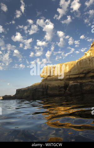 San Diego, Californie, USA. 24 mai, 2010. Le soleil se couche à La Jolla Cove sur une chaude journée d'été. L'anse est protégé en tant que partie d'une réserve marine, qui est riche en vie marine, et est populaire auprès des kayakistes, les plongeurs, nageurs et plongeurs. Credit : KC Alfred/ZUMA/Alamy Fil Live News Banque D'Images