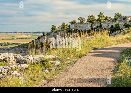 Sentier de randonnée au sommet de Scotts Bluff National Monument, fin de l'été début de l'automne paysage, visiter les parcs nationaux concept Banque D'Images