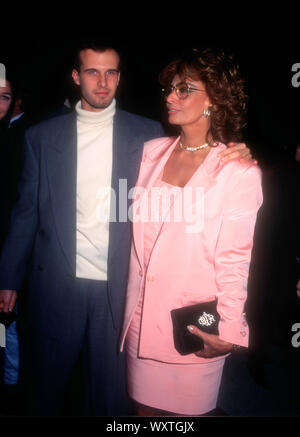 Westwood, Californie, USA 14 décembre 1994 Directeur Edoardo Ponti et sa mère actrice Sophia Loren assister à la 'Prêt à Porter' (Pret-a-Porter) Création le 14 décembre 1994 au Centre d'Avco Cinemas à Westwood, Californie, USA. Photo de Barry King/Alamy Stock Photo Banque D'Images