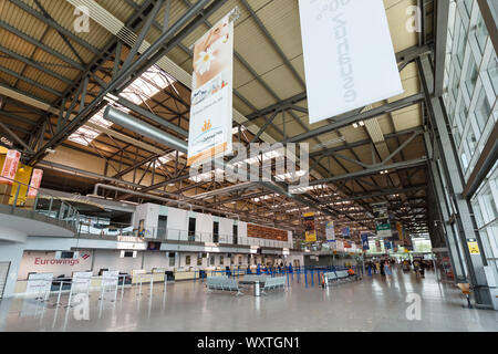 Weeze, Allemagne - le 23 juin 2019 : Terminal de l'aéroport de Weeze Niederrhein (RRN) en Allemagne. Banque D'Images