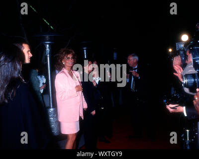 Westwood, Californie, USA 14 décembre 1994 Directeur Edoardo Ponti et sa mère actrice Sophia Loren assister à la 'Prêt à Porter' (Pret-a-Porter) Création le 14 décembre 1994 au Centre d'Avco Cinemas à Westwood, Californie, USA. Photo de Barry King/Alamy Stock Photo Banque D'Images