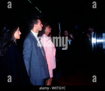 Westwood, Californie, USA 14 décembre 1994 Directeur Edoardo Ponti et sa mère actrice Sophia Loren assister à la 'Prêt à Porter' (Pret-a-Porter) Création le 14 décembre 1994 au Centre d'Avco Cinemas à Westwood, Californie, USA. Photo de Barry King/Alamy Stock Photo Banque D'Images
