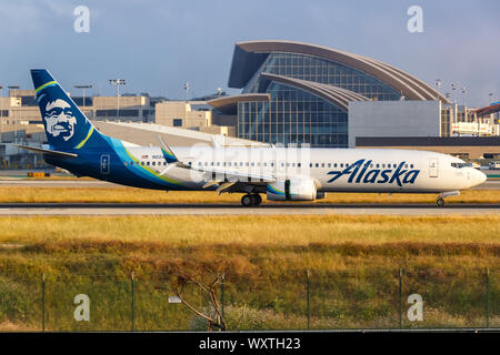 Los Angeles, Californie - le 14 avril 2019 : Alaska Airlines Boeing 737-900ER avion à l'aéroport International de Los Angeles (LAX) aux États-Unis. Banque D'Images