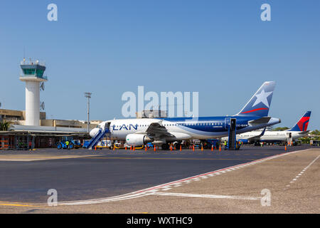 Cartagena, Colombie - janvier 27, 2019 : LAN Airbus A320 avion à l'aéroport de Cartagena (CTG) en Colombie. Banque D'Images