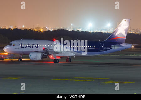 Cartagena, Colombie - janvier 27, 2019 : LAN Airbus A320 avion à l'aéroport de Cartagena (CTG) en Colombie. Banque D'Images