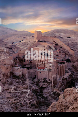 Vue sur le monastère grec-orthodoxe de la laure de saint de Saint Sabbas le sanctifié en syriaque connue comme Mar Saba surplombant la vallée du Cédron dans le désert de Judée en Cisjordanie, Territoires Palestiniens, Israël. Le monastère a été occupé presque continuellement depuis qu'elle a été fondée au Ve siècle, ce qui en fait l'un des plus anciens monastères habités dans le monde. Banque D'Images