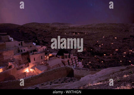 Allumer des bougies illuminant petites grottes près de Mar Saba monastère dans le désert de Judée ou de Judée au cours de Mar Saba Day le 17 décembre 2015. Le monastère grec-orthodoxe de la laure de la Sainte de Saint Sabbas le sanctifié connue en arabe comme Mar Saba a été construit dans le cinquième siècle de notre ère et a été occupé presque sans interruption depuis sa création, ce qui en fait l'un des plus anciens monastères habités dans le monde. Banque D'Images