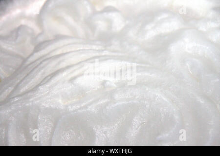 Les blancs d'œufs fouettés et le sucre pour la cuisson close up nappage - blancs d'œufs battus fond macro fond d'meringue Banque D'Images