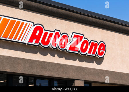 Sep 12, 2019 Santa Clara / CA / USA - logo AutoZone dans un magasin à San Francisco Bay Area ; l'AutoZone, Inc. est le plus important détaillant de majeurs à l'après-vente Banque D'Images