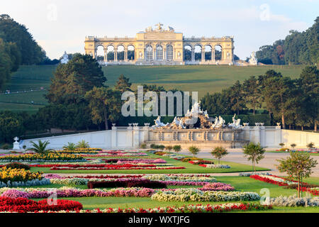 Vienne, Autriche - septembre 3, 2019 : le palais de Schönbrunn et le jardin de fleurs colorées. La photo a été prise tôt le matin. Des couleurs chaudes grâce Banque D'Images