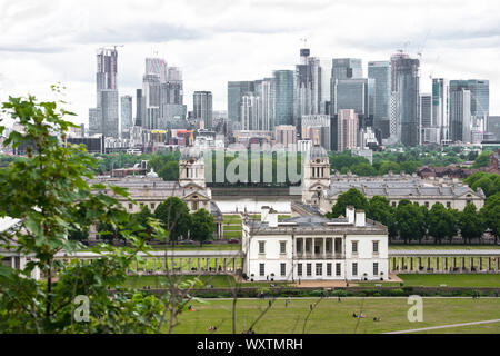 Vue depuis l'Observatoire Royal de Greenwich, la recherche à travers le Parc de Greenwich vers Canary Wharf et la Tamise, Londres, Angleterre, Royaume-Uni Banque D'Images