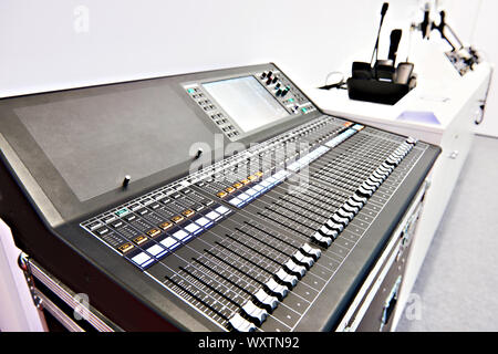 Console de mixage audio numérique professionnel en magasin Banque D'Images