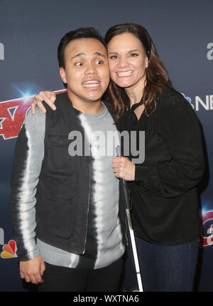 Hollywood, CA. Sep 17, 2019. Kodi Lee, Tina Lee. 'America's Got Talent' saison 14 Live Show Tapis Rouge tenue au Kodak Theater. Crédit photo :/FSadou MediaPunch : Crédit AdMedia Inc/Alamy Live News Banque D'Images