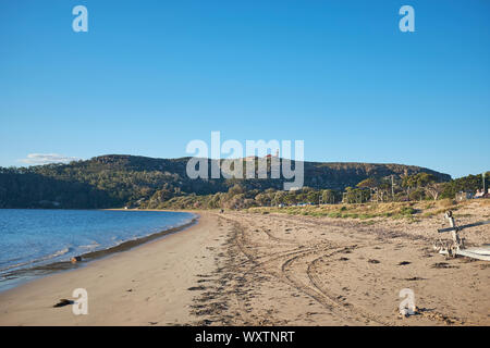 Palm Beach sur une journée ensoleillée avec un ciel bleu à la tête vers Barrenjoey et le phare au loin, New South Wales, Australie Banque D'Images