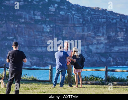 Acteurs Jake Ryan, Sam Frost et les membres de l'équipage de se préparer à une scène en plein air du film Home & Away séries télé au Palm Beach, Australie Banque D'Images