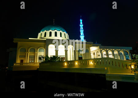 La toute nouvelle mosquée flottante, l'Inde sur la rivière Sarawak dans la nuit. Dans la région de Kuching, Sarawak, Bornéo, Malaisie. Banque D'Images