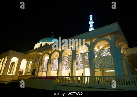 La toute nouvelle mosquée flottante, l'Inde sur la rivière Sarawak dans la nuit. Dans la région de Kuching, Sarawak, Bornéo, Malaisie. Banque D'Images