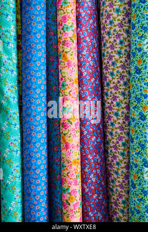 Rouleaux de tissu de couleur vive à Kuching, Sarawak, Bornéo, Malaisie. L'image est bonne pour un arrière-plan. Banque D'Images