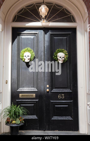 Crânes Halloween sur l'élégante porte d'une maison dans le quartier historique de Beacon Hill, Boston, Massachusetts, USA Banque D'Images