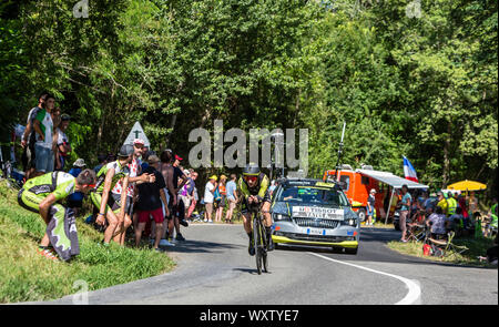 Bosdarros, France - 19 juillet 2019 : Le cycliste britannique Adam Yates d Mitchelton-Scott l'équipe de circonscription lors de l'étape 13, contre-la-montre individuel, du Tour d Banque D'Images