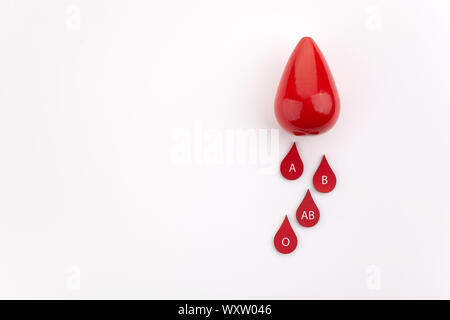 Gouttes de sang de groupe sanguin différent on white background with copy space Banque D'Images