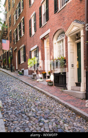 La célèbre rue pavée, le Beacon Hill dans le quartier historique de Boston, Massachusetts pendant la nuit, USA Banque D'Images