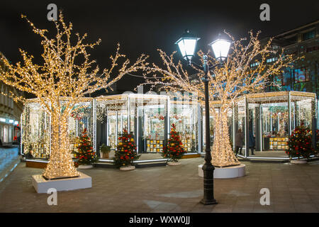 Moscou, Russie 04 DEC 2016. Marché de Noël arbre de Noël Décoration, juste dans la nuit. Nouvelle année en Russie, la plupart Kuznetsky street. M annuel traditionnel Banque D'Images