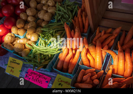 Légumes frais, carottes, haricots verts, pommes de terre et les tomates, pour la vente à un marché de producteurs. Banque D'Images