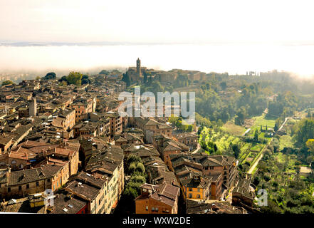 Vue sur le toit de l'ancienne ville de Sienne, Toscane, Italie sur un jour brumeux dans une destination de voyage et vacances Banque D'Images