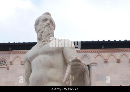 Carrara, close-up détail de la sculpture de Neptune dans la place Duomo faites par le monde célèbre sculpteur Baccio Bandinelli Banque D'Images