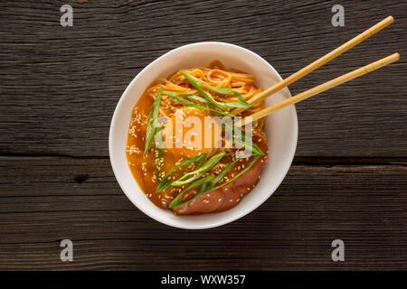 Nouilles de patate douce, salade de nouilles, nouilles de verre, la soupe aux nouilles, porc, udon sautés, nouilles sautés, sauce aux arachides Banque D'Images