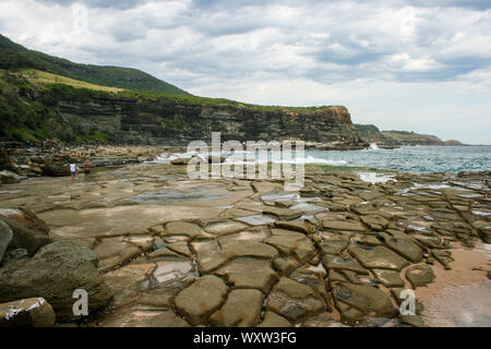 Randonnée à travers le Parc national royal de la Figure 8 Pool, Sydney, New South Wales, Australia Banque D'Images