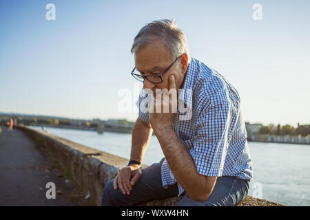 Portrait de plein air inquiet et déprimé senior man. Banque D'Images