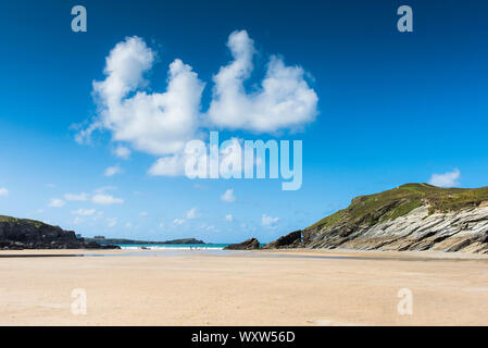 La fin de l'été ensoleillé et un très faible à marée basse plage de Porth à Newquay en Cornouailles. Banque D'Images