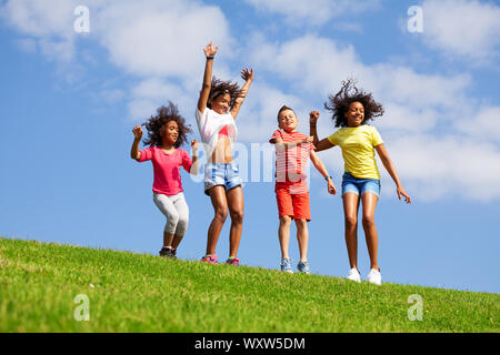 Groupe de professionnels de la danse et les enfants de saut Banque D'Images