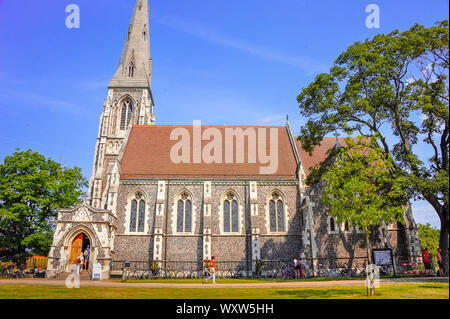 Copenhague, Danemark - Juillet 2015 : Ville historique de St Albans Anglcan église avec fond de ciel bleu clair Banque D'Images