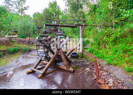 Ancien moulin à eau rétro pour produire de l'électricité à partir de sources naturelles sans pollution. Hydro Power Station. Banque D'Images