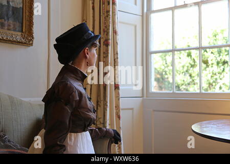 Jeune femme portant des costumes d'époque Régence. Festival 2019 de Jane Austen, Elton House, Abbey Green, baignoire, Somerset, Angleterre, Grande-Bretagne, Royaume-Uni, Europe Banque D'Images