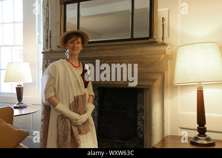 Femme portant des costumes d'époque Régence. Festival 2019 de Jane Austen, Elton House, Abbey Green, baignoire, Somerset, Angleterre, Grande-Bretagne, Royaume-Uni, Europe Banque D'Images