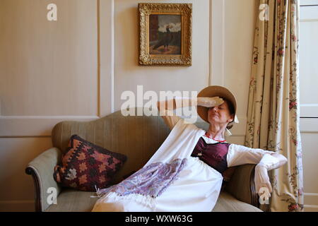 Femme portant un costume d'époque Régence. Jane Austen Festival 2019, Elton House, Abbey Green, Bath, Somerset, Angleterre, Grande-Bretagne, Royaume-Uni, Europe Banque D'Images