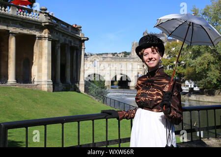 Dame portant un costume d'époque Regency. Jane Austen Festival 2019, Parade Gardens, Bath, Somerset, Angleterre, grande-Bretagne, Royaume-Uni, Europe Banque D'Images