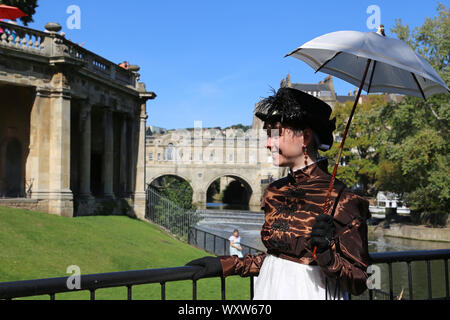 Dame portant un costume d'époque Regency. Jane Austen Festival 2019, Parade Gardens, Bath, Somerset, Angleterre, grande-Bretagne, Royaume-Uni, Europe Banque D'Images