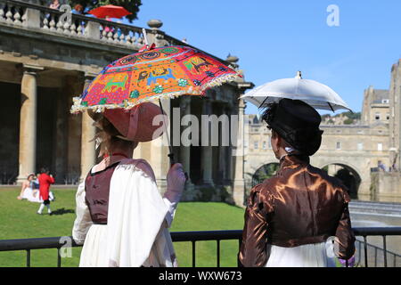 Femmes en costume d'époque Régence. Festival 2019 de Jane Austen, Parade Square, Bath, Somerset, Angleterre, Grande-Bretagne, Royaume-Uni, Europe Banque D'Images