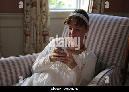 Jeune femme portant des costumes d'époque Régence. Festival 2019 de Jane Austen, Elton House, Abbey Green, baignoire, Somerset, Angleterre, Grande-Bretagne, Royaume-Uni, Europe Banque D'Images