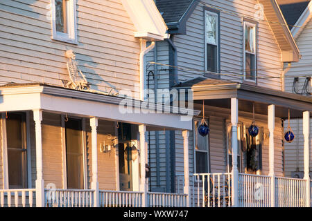 Maisons en bois traditionnel avec stoop à Newport, Rhode Island, USA Banque D'Images