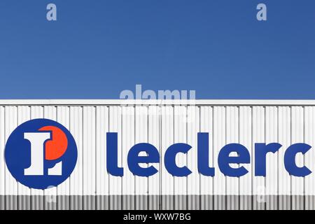 Miribel, France - 30 janvier 2016 : Leclerc logo sur une façade. Leclerc est une chaîne d'hypermarchés français Banque D'Images